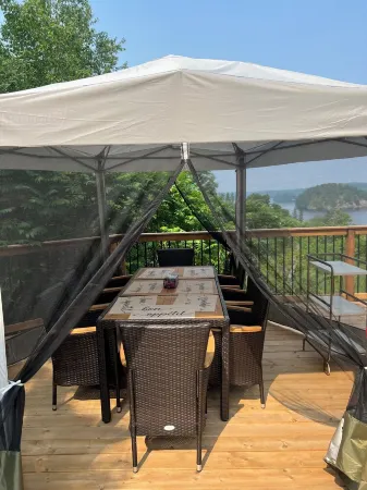 Newly Renovated Secluded Cottage Отели в г. Port Sydney