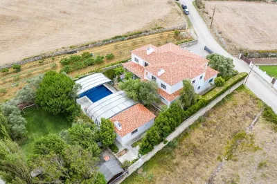 Entire villa with swimming pool and padel court, near the beach. 14 people. Hotel a 