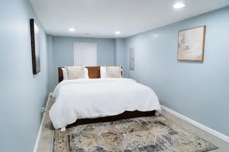 Retreat to this harmonious and tranquil apartment in the quiet neighborhood. Отели рядом с достопримечательностью «Моррис Арборетум & Гарденс оф Юниверсити оф Пенсильвания»