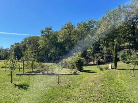 Near Floressas the completely renovated old watermill Le Roussenq-Moulin Neuf Отели в г. Флоресса