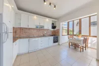 Villa Tara With Private Pool And Sea Views Close to Beach & Shops