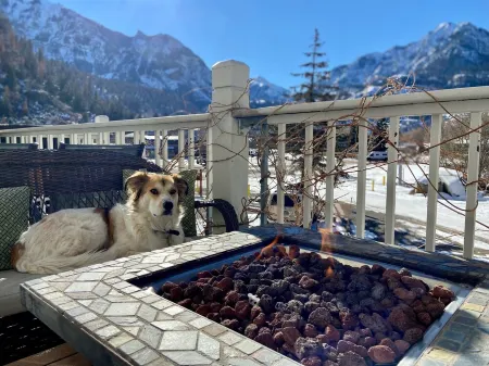 Flexcation in our mountain townhome | relax + walk to hot springs