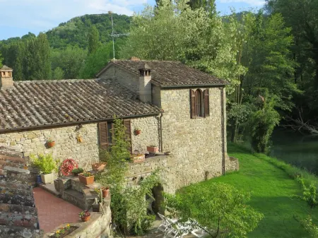 Antico Mulino del 1600 sul Tevere - Antique mill modernized on the Tiber with pool