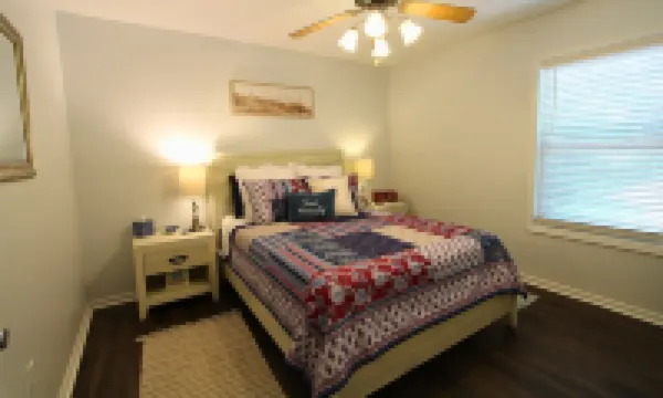 Annie's Cottage- Your Spring Fling Getaway in Bay St. Louis! 2 Adjustable Queens