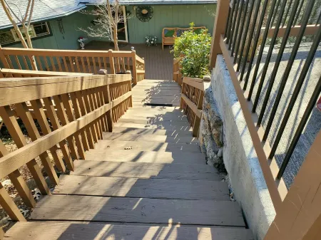 Convenient to downtown Asheville,  Biltmore Estate, and Blue Ridge Pky. Отели рядом с достопримечательностью «Charles D Owen Park»