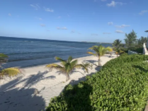 Beachfront Peace!  Awesome top floor condo on Caribbean plus military discount! Hotels in North Side