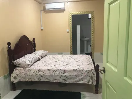 Beautiful Apartment, located on the public road seawall full kitchen included AC Отели рядом с Аэропорт Огл