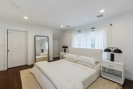 Beautiful Springs Home Recently Redesigned - Gunite Pool - 5 Bedrooms!