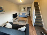 Cheerful 2-Bedroom Town House with Free Parking, Hot Tub & EV Charger