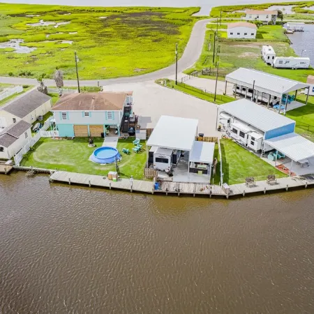 (RV2) Paradise in Sargent. Saltwater canal, minutes to ICW and beach.