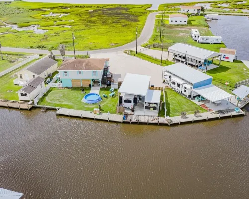 (RV2) Paradise in Sargent. Saltwater canal, minutes to ICW and beach. Hotels in Sargent