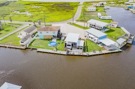 (RV2) Paradise in Sargent. Saltwater canal, minutes to ICW and beach.