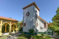 THE CHALET &  Teacastle cottage, Unique private artist cottage in organic garden Отели в г. 