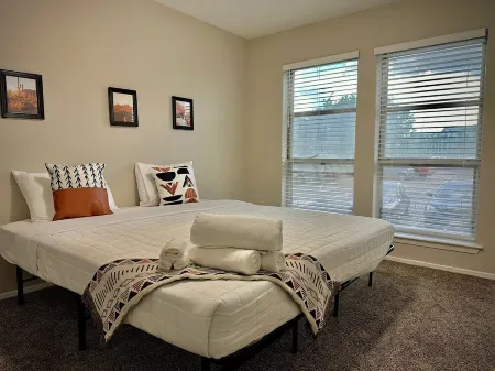 Spacious modern 2 bdrm apt with pool, washer/dryer, internet, great location