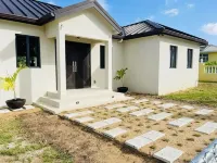 New Family-sized House w/pool, 5 mins from beach Hotels in 