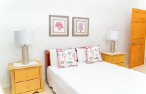 Spacious private villa apartment with pool & 5 min walk to the beach