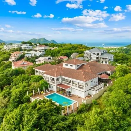 Beautiful supersize villa perfect for larger families and groups. Sleeps 22 Отели рядом с достопримечательностью «Редут Бич»