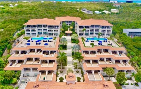 Modern Condo w/ resort amenities. Steps from Grace Bay Beach