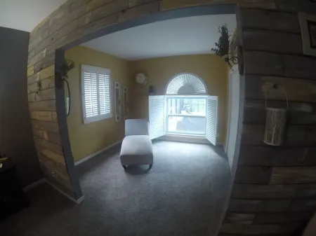 Multi-family peaceful retreat home sleeps15 with heated pool near Crystal River!