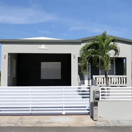 New Large Saltwater Pool-Quiet Area-5 min to beach