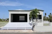 New Large Saltwater Pool-Quiet Area-5 min to beach
