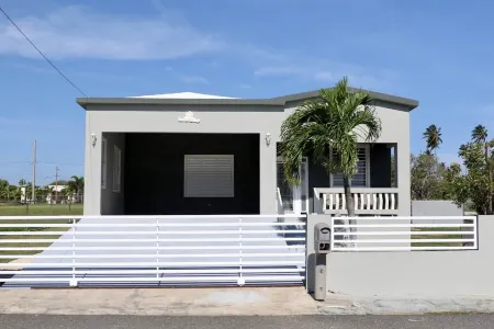 New Large Saltwater Pool-Quiet Area-5 min to beach