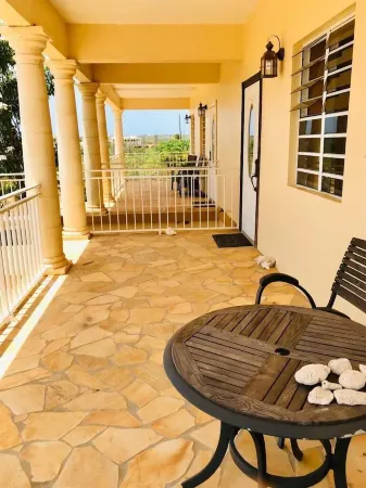 Spectacular home - 5 mins walk to beach, modern, comfortable, clean and spacious Отели в г. Blowing Point Village