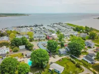 Driftwood Cottage @  Saybrook Point Marina, 2 King Beds Hotels in Old Saybrook