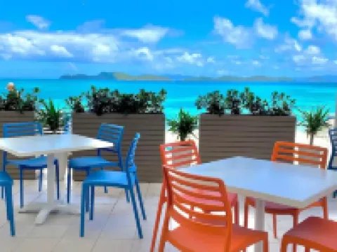 Fairwinds & Following Seas Waterfront Studio • Marina + Sapphire Beach Hoteles en Santo Tomás