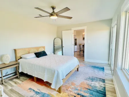 Coastal Cottage, w/water views and a short walk to uncrowded beach