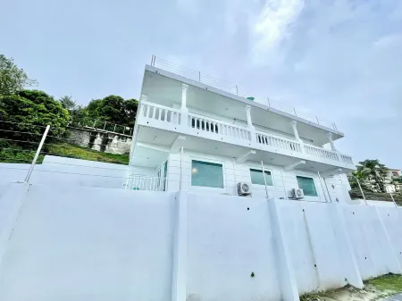 5 Bed Ocean View w private Pool one of best beaches less than 1.1 mile from Home