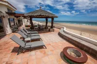 Beach Front Luxury Living & Spectacular Deck with heated Spa