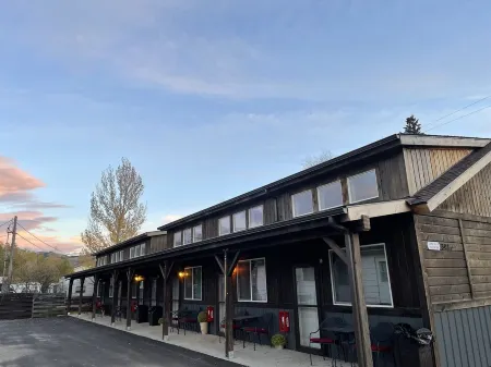 CORRAL VILLAS<br>Deluxe studios in the north entrance to Yellowstone Отели в г. Гардинер