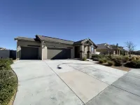 Former Model Home, 3 Car Garage, Gym, Sleep 14 - 3-Star