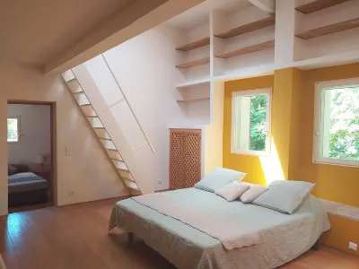 In the heart of Fontaine de Vaucluse, house overlooking the Sorgue river Hotels near La Source de La Sorgue