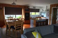 Teaghlach: Tapeka / Russell Holiday Home
