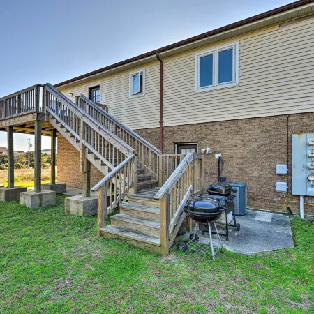 'West of the Moon' Ocean Apt w/ Beach Access!