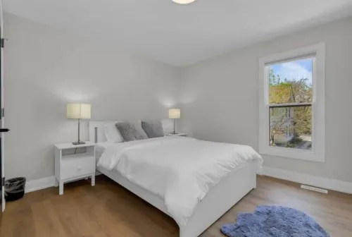 Modern Cozy Entire Townhome 3 Bedrooms 2 Parking