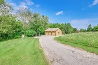 1800s Romantic Cabin! Fireplace and 3 Jacuzzi Tubs