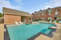 Central College Station Townhome w/ Community Pool - Apartments