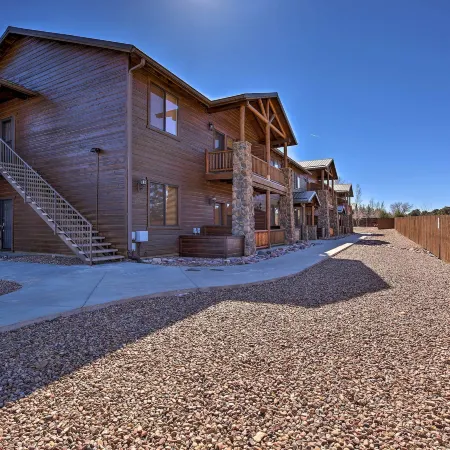 Show Low Condo w/ Grill, Near Lake & Trails!