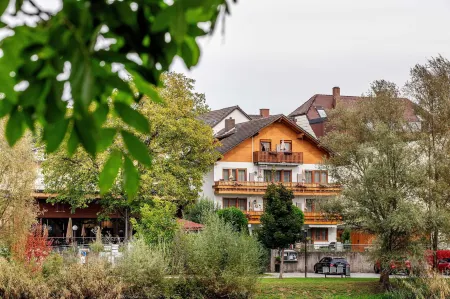 Landgasthof Moser & Restaurant Bootshaus Отели в г. Кюнцинг