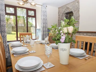 Nempnett Farmhouse Hotels near Bristol Airport Terminal