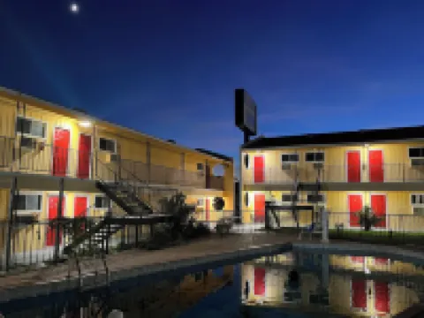 Ladybird Inn Hotels in Blanco County