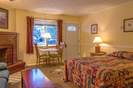 Bailey Lodge Отели в г. Pine Junction Area