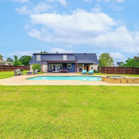 Fire Pit and Sauna Spacious Lake Texoma Retreat!