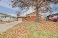 6 Mi to Dtwn: Dog-friendly Home w/ Yard in Tulsa - Homestays