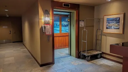 Holiday Home Отели рядом с достопримечательностью «Сан Пикс Маунтин Резорт Ассн»