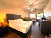 Mountain Harbor King Guest Room on Lake Ouachita - balcony