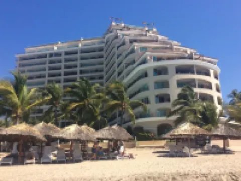 10th Floor Beachfront Luxury Condo Bayview Grand